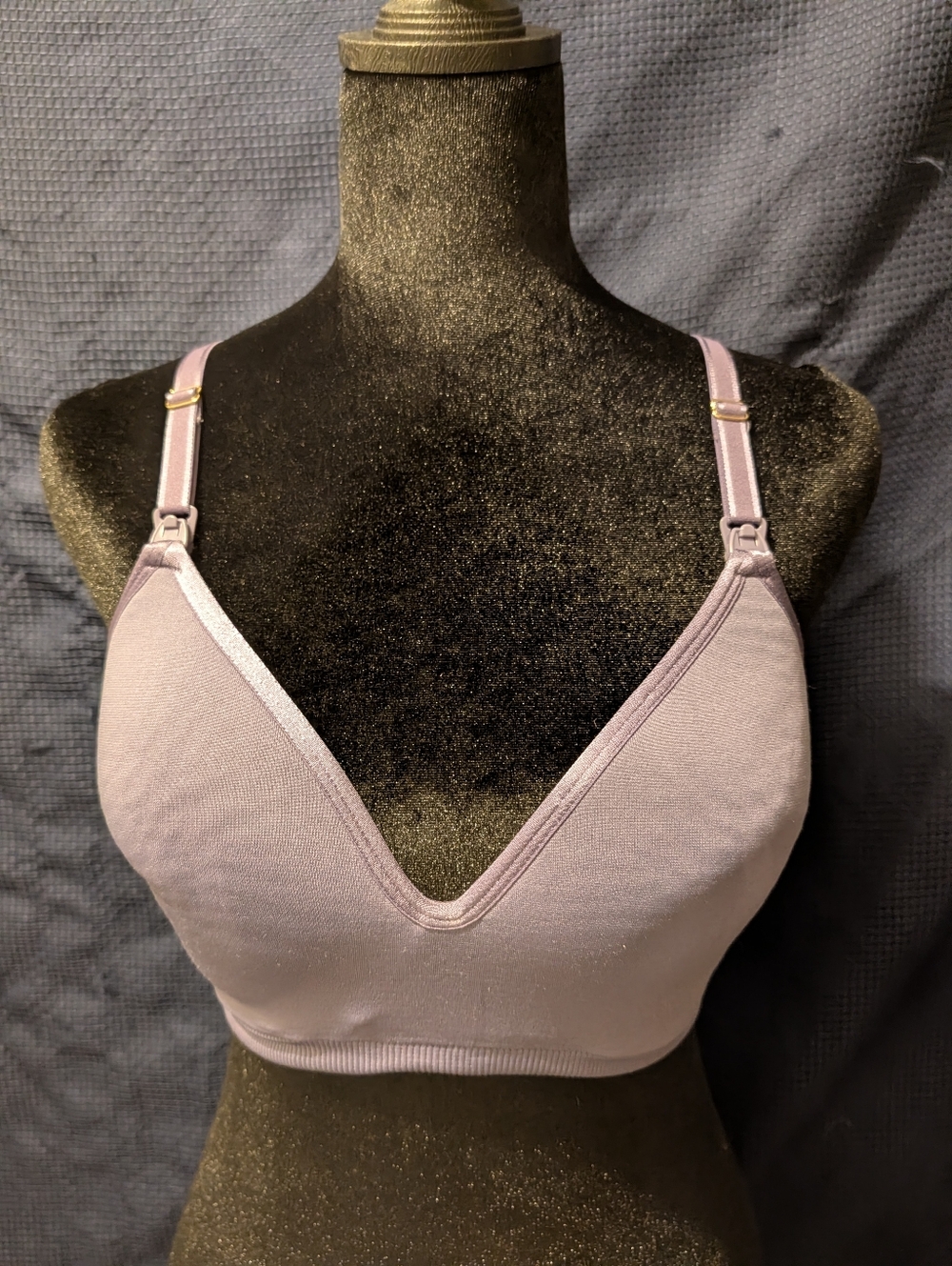 A Pea In The Pod Nursing Convertible Wireless V-Neck Bralette in Lavender Pink S